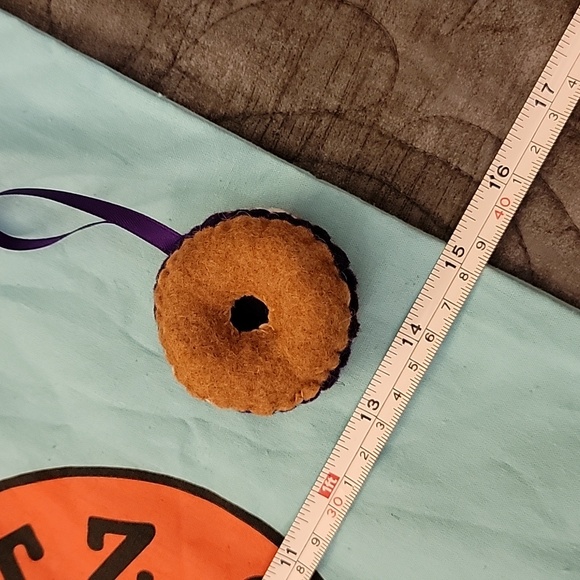 Lucy Sparrow Feltz Bagels / Sew Your Soul - Picture 4 of 6